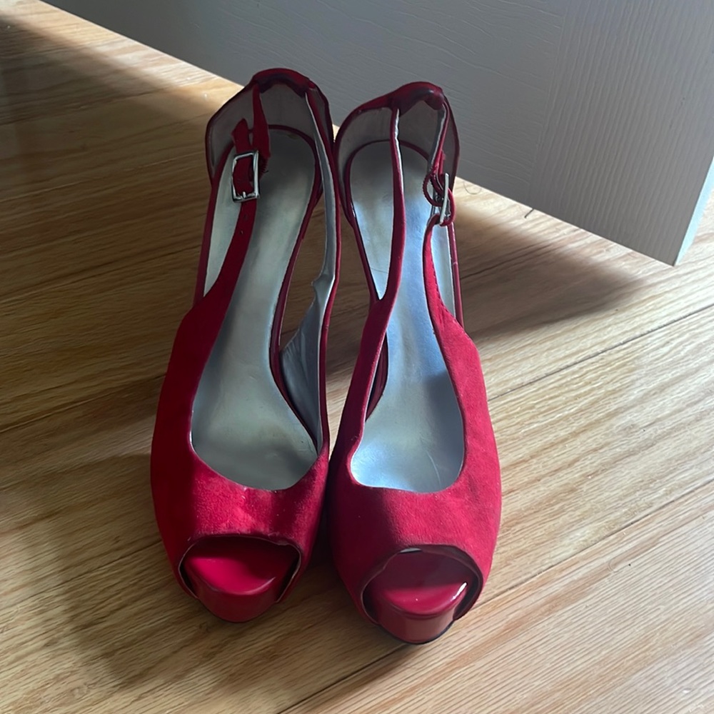 Red suede pumps sz.8m